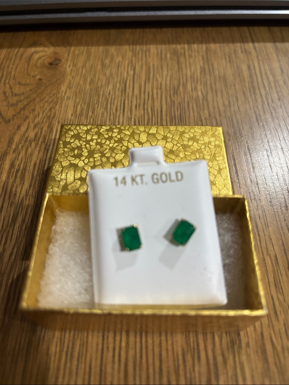 14 KT Gold Emerald Green Stud Earrings